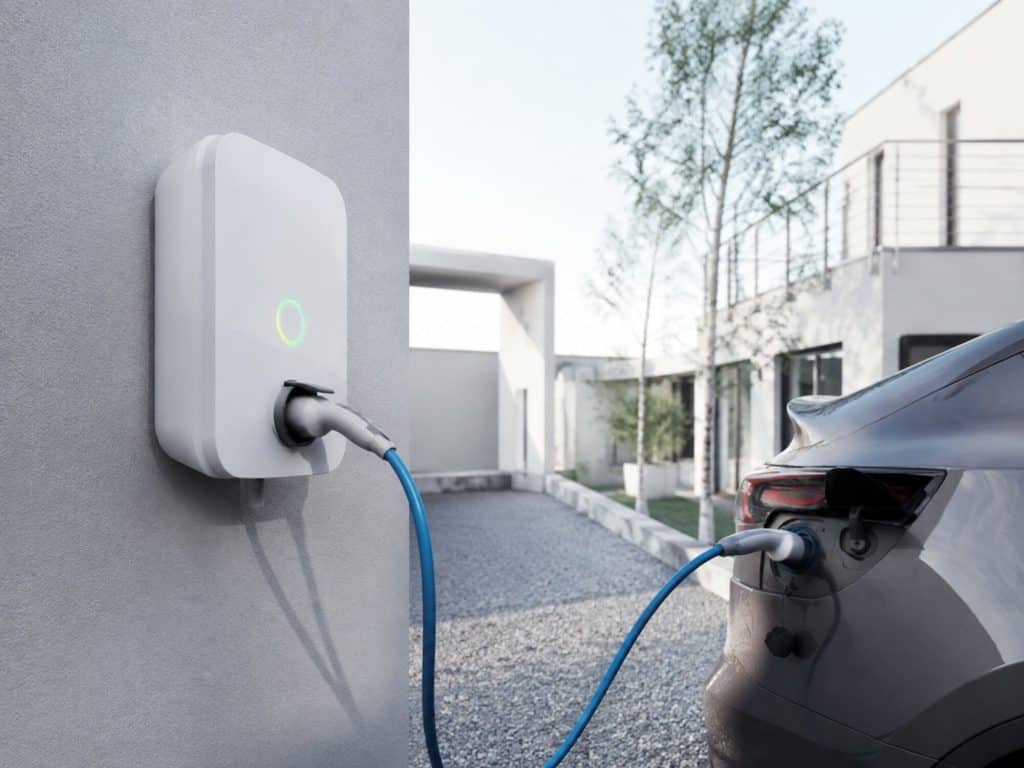 Laddbox 11 kW monterad på garagevägg med laddkabel i elbil