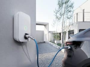 Laddbox 11 kW monterad på garagevägg med laddkabel i elbil