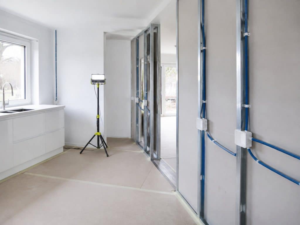 Nydragen el i kök under renovering, rör och dosor i väggen