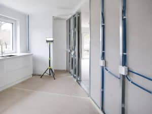 Nydragen el i kök under renovering, rör och dosor i väggen