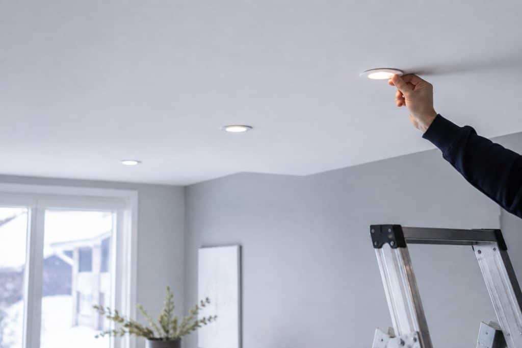 Infällda LED-spotlights monteras i vardagsrumstak